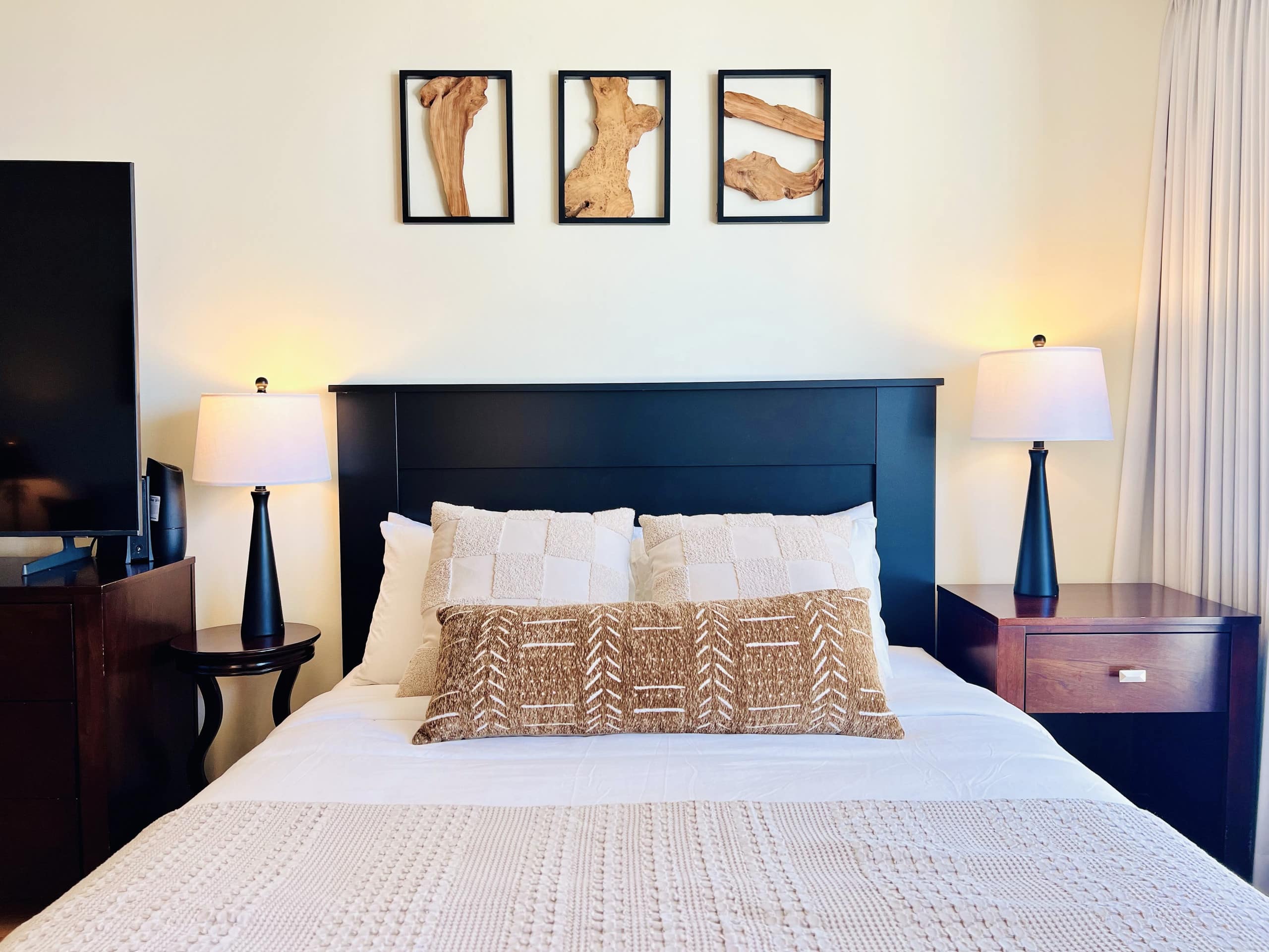 Tropical Escape in Waikiki with Free Parking - Image 40