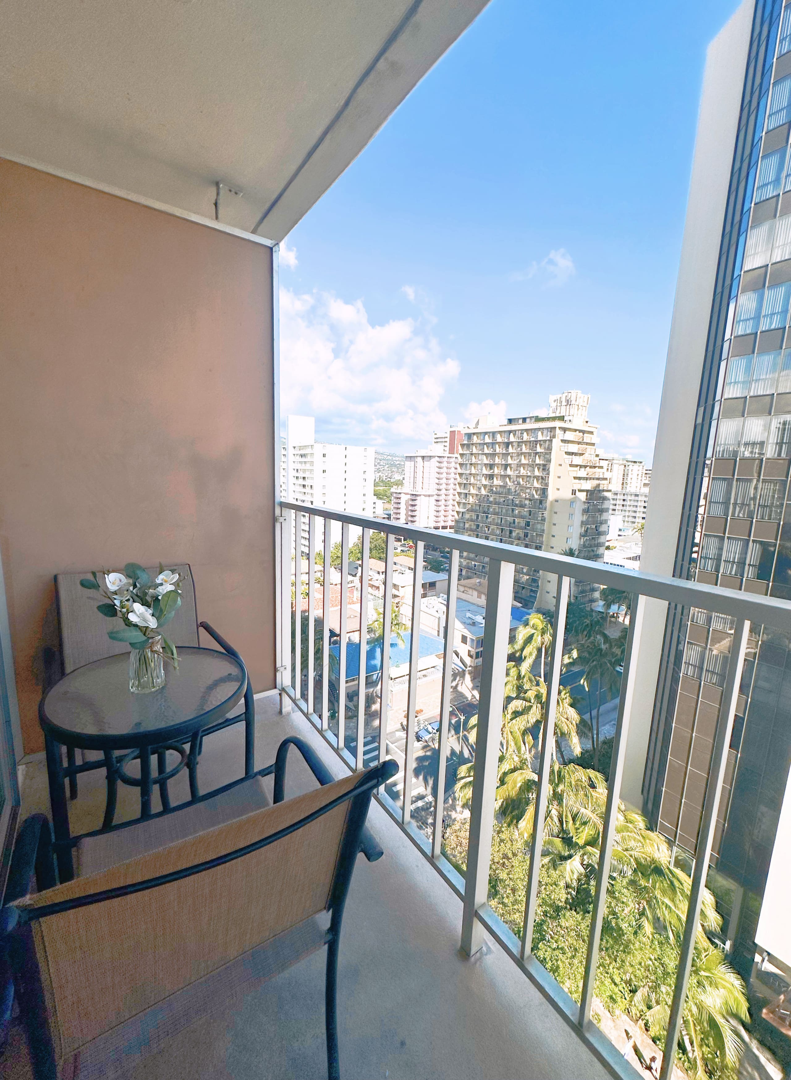 Tropical Escape in Waikiki with Free Parking - Image 18