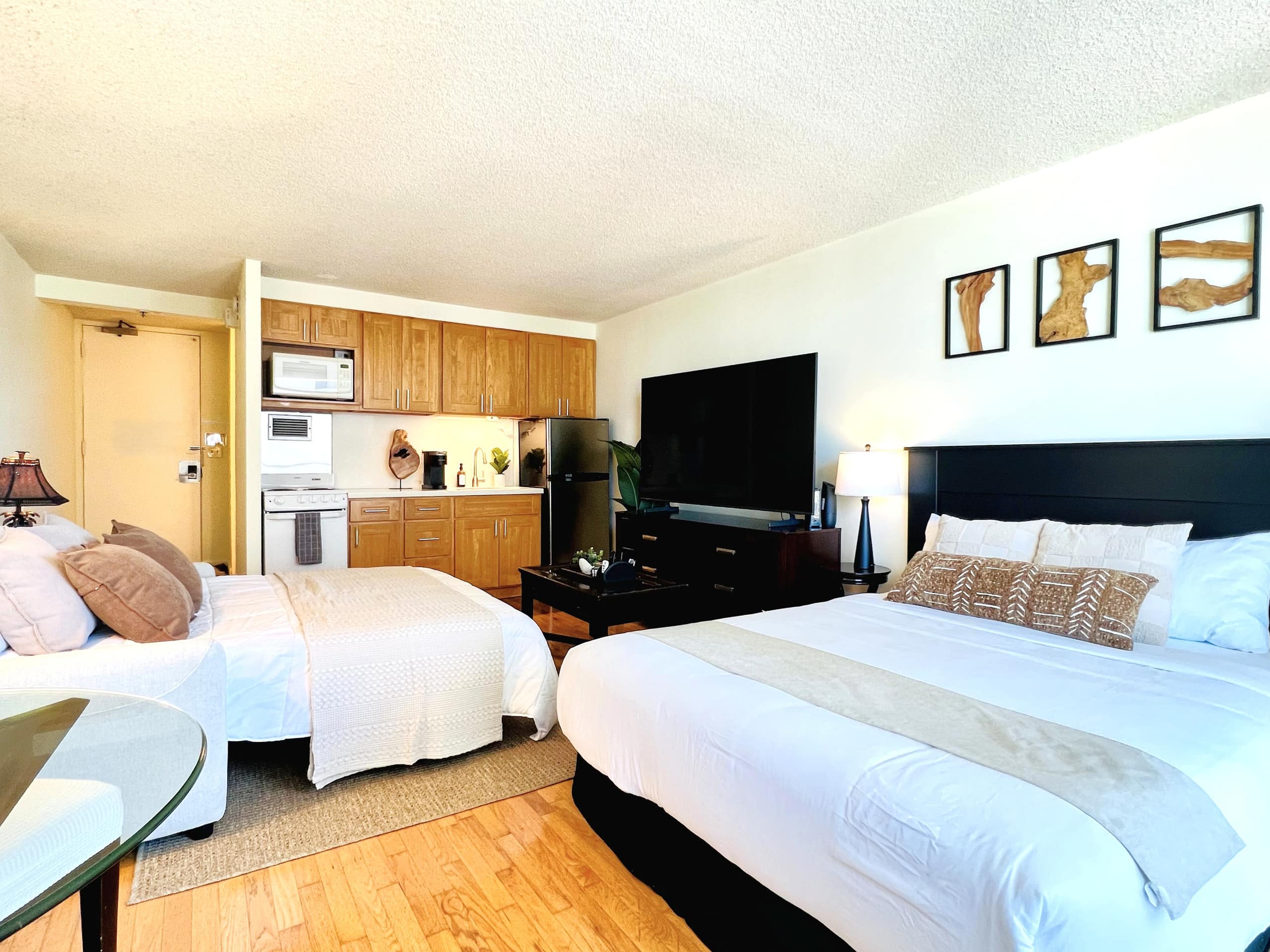 Tropical Escape in Waikiki with Free Parking - Image 43