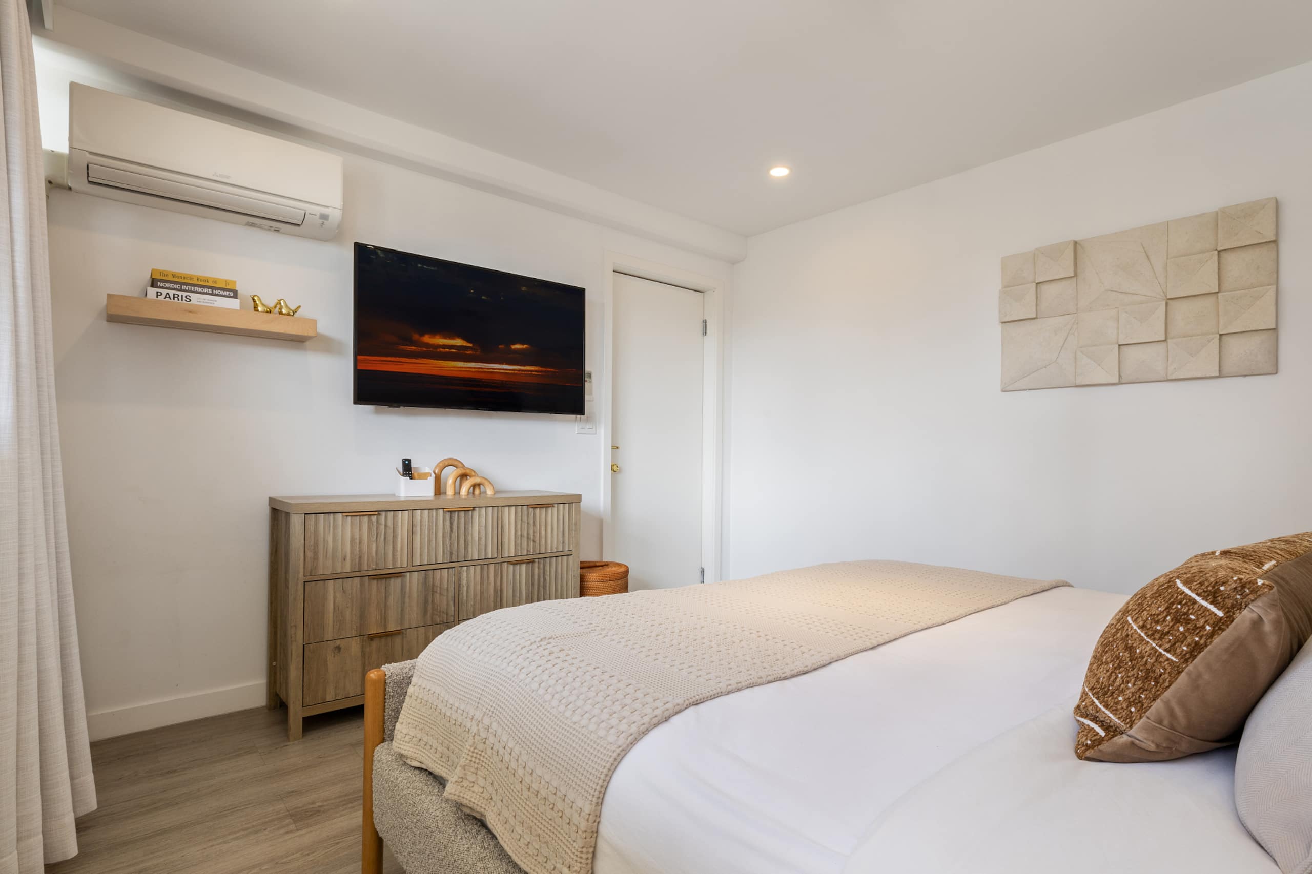 Waikiki Luxury Penthouse Oasis - Image 32