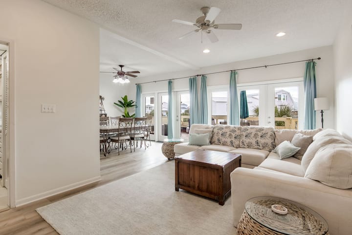Spacious 4br Coastal Home | Steps From Beach - Pensacola Beach, FL