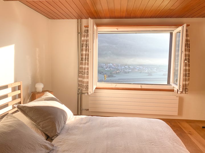 Comienza el día en el dormitorio más pequeño en la acogedora cama de 160x200 cm.