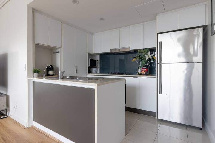 Luxury condo Brisbane CBD. parking.gym.pool gallery image 4