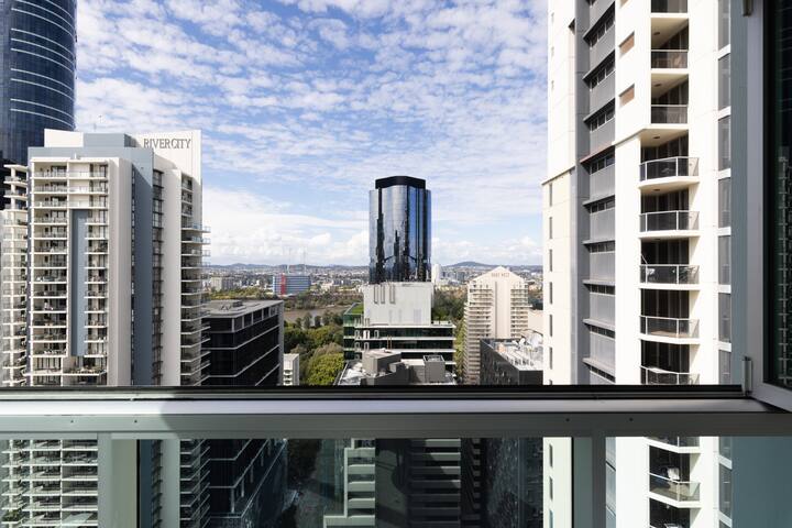Luxury condo Brisbane CBD. parking.gym.pool gallery image 2