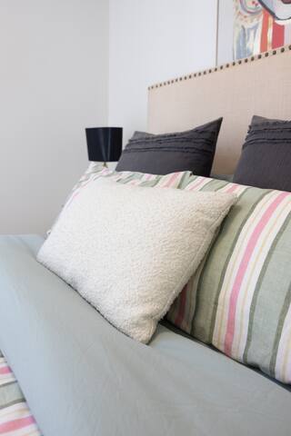 Luxury condo Brisbane CBD. parking.gym.pool gallery image 5