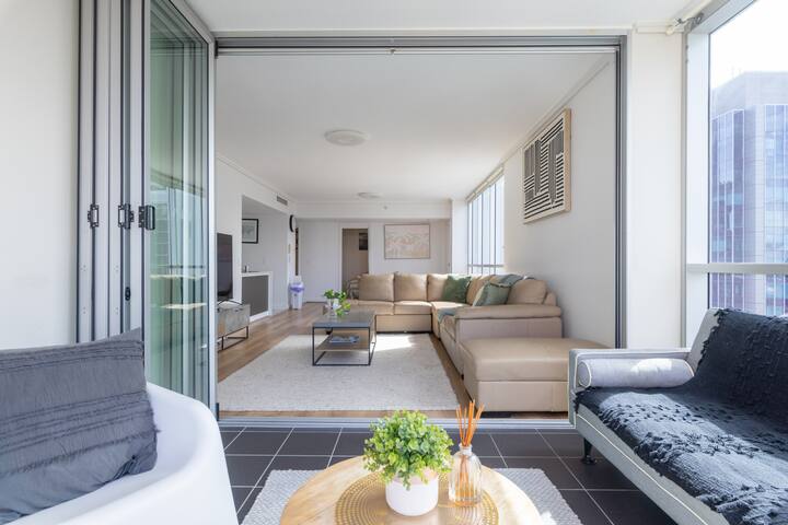 Luxury condo Brisbane CBD. parking.gym.pool gallery image 3