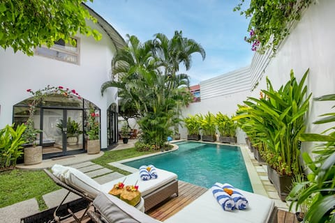 Homey 5 BR Villa In Seminyak