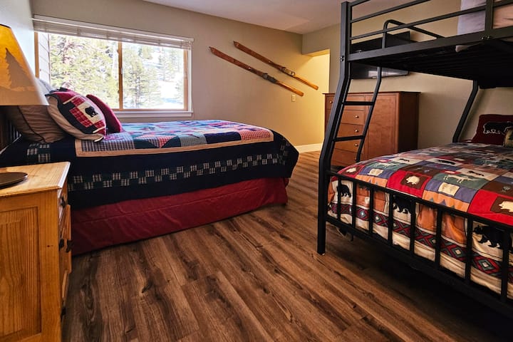 Втората спална соба (со сопствена приватна бања) има две кралици и кревет со целосен XL, непречен поглед на Црвените карпи и циркусот, 45-инчен 4K телевизор, мини фрижидер, микробранова печка, машина за кафе и свежо кафе, чај и какао! 