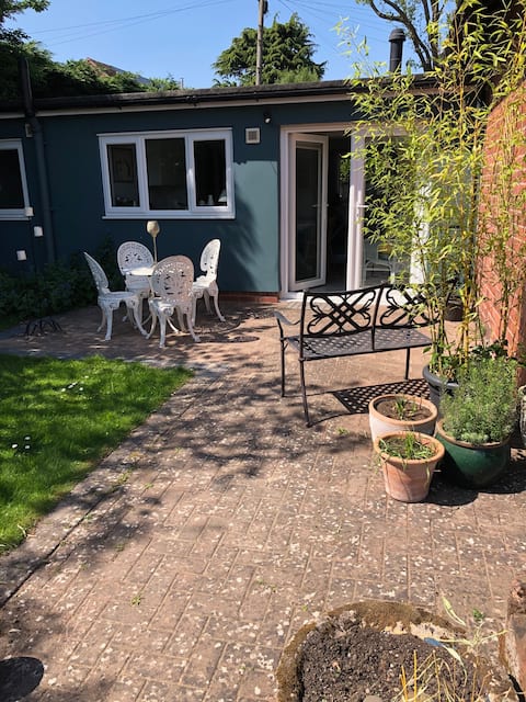 Successful Airbnb property: Linden Lodge: ground floor town flat + parking in Shrewsbury