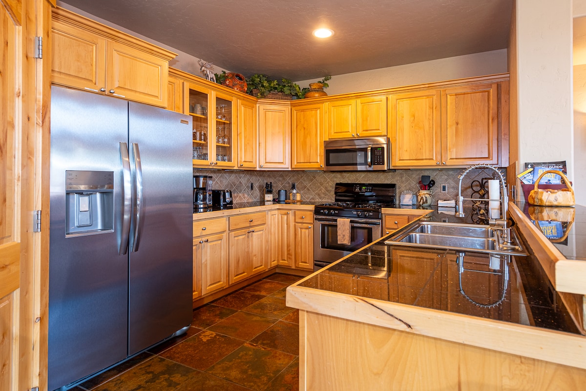 Top performing Airbnb: 2 Main Level Primary Suites, Hot Tub & Great Views in Winter Park