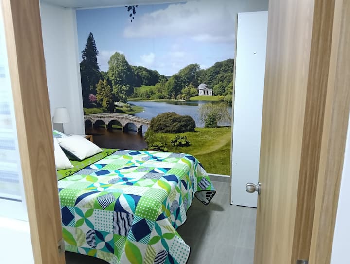 Camera da letto secondaria con letto a due piazze, atmosfera tranquilla e buona illuminazione. Ideale per una pausa rilassante in uno spazio privato e accogliente.