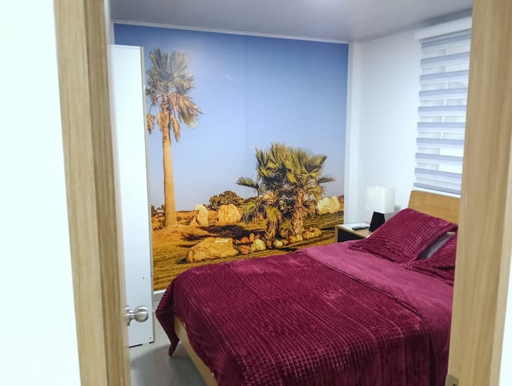 Terza camera da letto con letto a due piazze, comodino e luce soffusa. Uno spazio privato, tranquillo e accogliente, ideale per riposare dopo una giornata intensa in città.