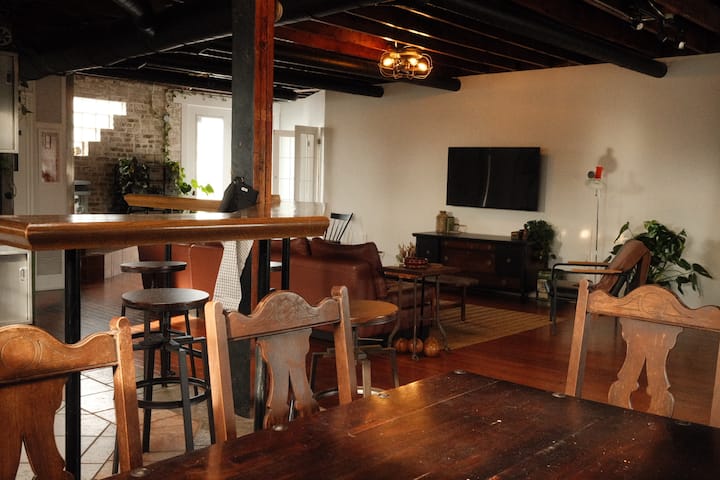 Unique 2-bdr Historic Warehouse Loft With Terrace! - 윈저