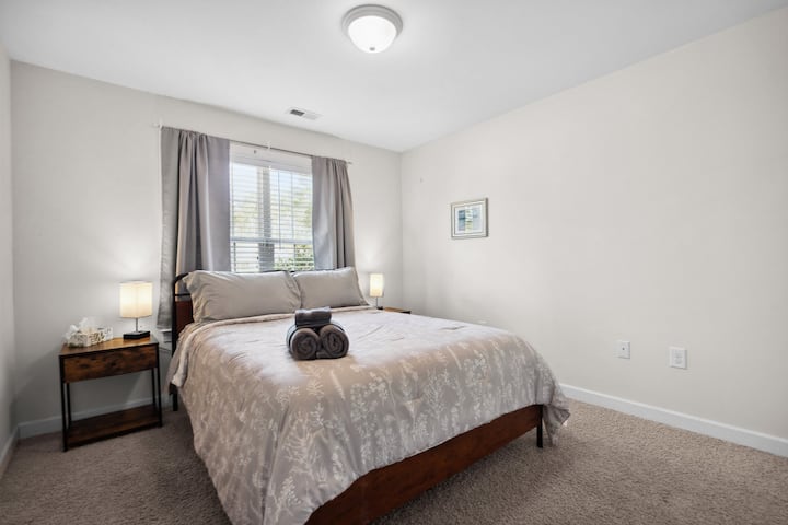 Queen bed in the secondary room