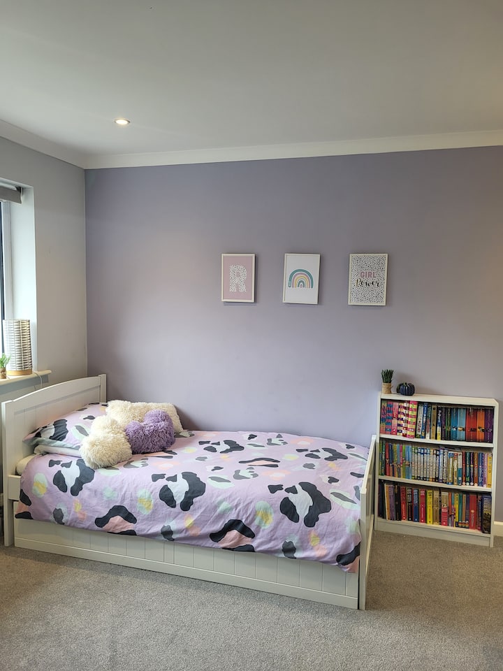 El dormitorio 2 es un espacio cómodo con una cama individual y una cama nido extraíble si es necesario, con capacidad para 1 o 2 personas. ¡Hay un pequeño escritorio para maquillarse o trabajar, además de libros para niños para mantener a los más pequeños entretenidos! ¡Disfruta de las vistas al jardín con puestas de sol épicas de Cornualles para terminar el día!