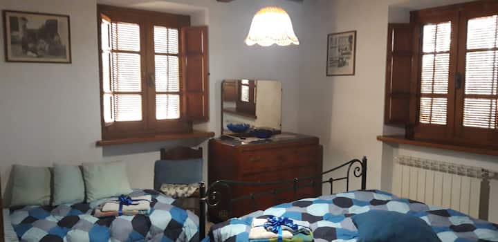 Dhoma është shumë e ndritshme dhe e gjerë, kemi një krevat dopio dhe një krevat tek