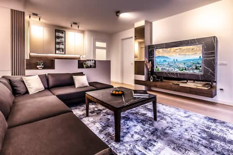 Luxury Suite, Prime Central Location - Free Garage