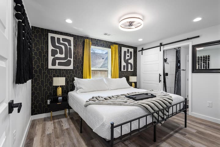 Dhoma kryesore e gjumit e vendosur në katin e poshtëm është stiluar në mënyrë elegante me letër muri moderne, vepra arti të punuara me dorë, perde të errëta prej kadifeje dhe një krevat të madhësisë king me një dyshek me shkumë kujtese. Llambat e aktivizuara me prekje në dy komodina shtojnë një prekje luksoze.