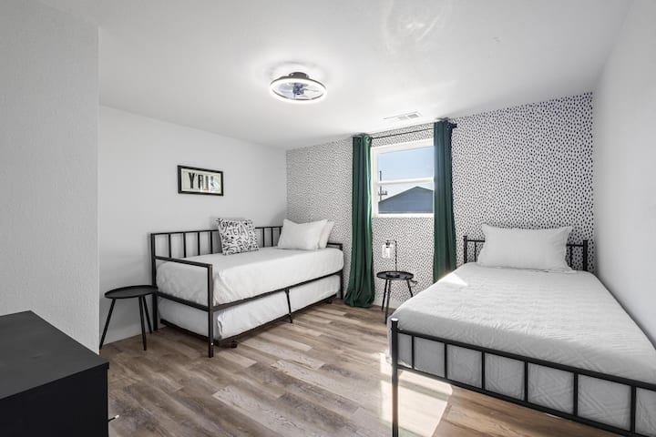 Ka një krevat dopio, një trung me dalje dhe një krevat të tretë dopio për fjetje fleksibël. Përfshin dy komodina, një komodinë për ruajtje dhe një dollap privat me raft valixhesh. Perdet që errësojnë dhomën sigurojnë një gjumë të qetë gjatë natës.