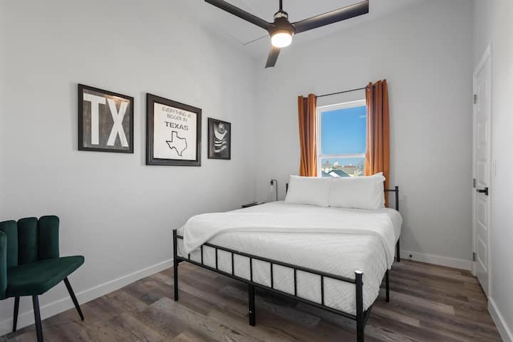 Ka një krevat dopio "queen" me një dollap prej pelushi, një dollap privat dhe një komodinë USB me depo bizhuterish. Shijo një ventilator dhe drita tavani me telekomandë, plus perde që errësojnë dhomën prej kadifeje për një qëndrim të rehatshëm dhe çlodhës.