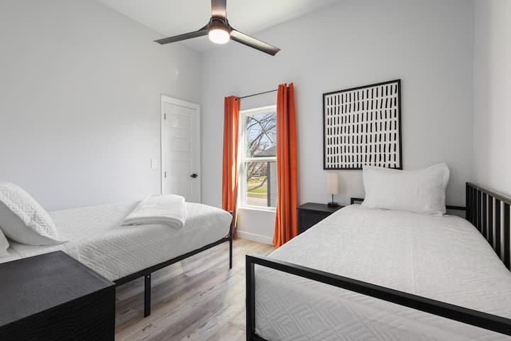 E vendosur lart, dhoma e gjumit 2 ka një krevat të plotë, krevat dopio dhe një trung për fjetje fleksibël. Dy komodina për ruajtje, secila me abazhurë karikimi me USB. Shijo një ventilator tavani me telekomandë, dollap privat dhe raft valixhesh për lehtësi.




