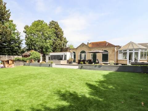 6BR Oasis Getaway | Pool, Garden, & More