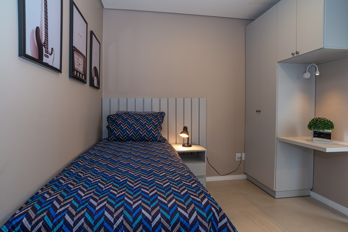 Ukiwa na kitanda kimoja na kitanda cha ziada, chumba hiki kinafanya kazi na kinang 'aa, kinafaa kwa wale ambao wanataka vitendo bila kuacha starehe.