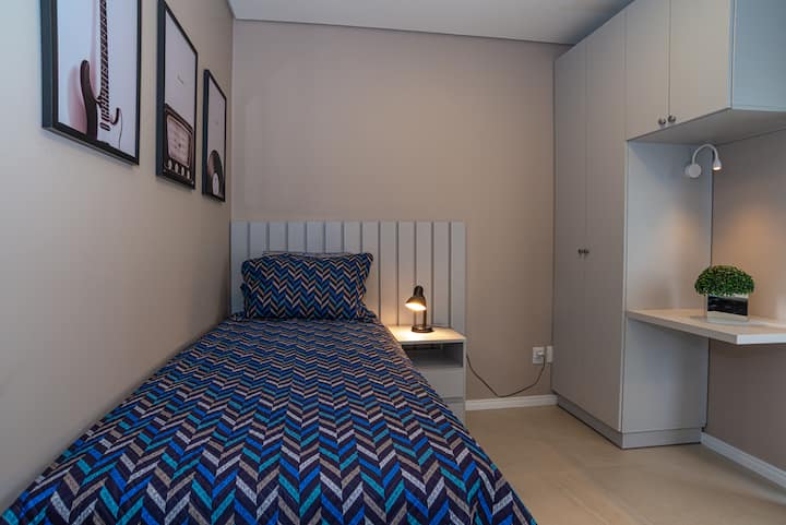 Me një krevat tek dhe një krevat shtesë, kjo dhomë është funksionale dhe e ndritshme, e përkryer për ata që duan prakticitet pa hequr dorë nga rehatia.