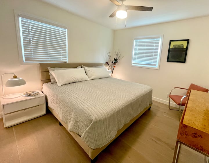 Una segunda suite King en el nivel inferior cuenta con muebles a medida y sábanas West Elm.