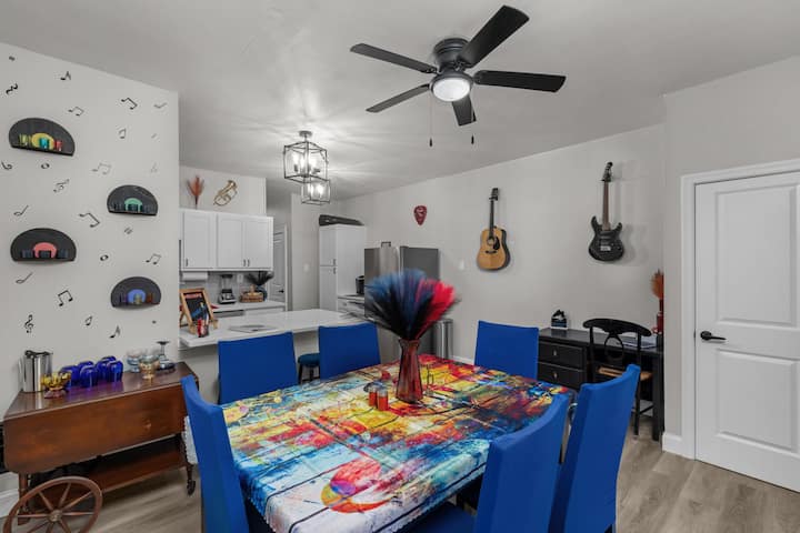 Musician Lounge W/king Bed Near The Hill - セントルイス, MO