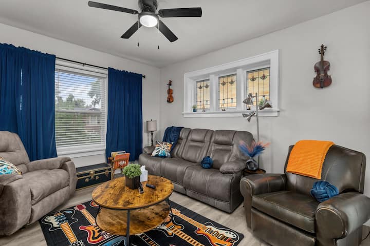 Musician Lounge W/king Bed Near The Hill - St. Louis, MO