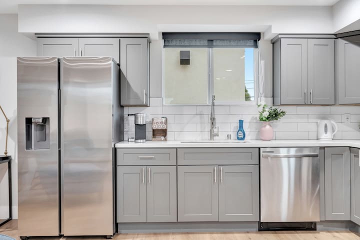 6-Bed Home Near Del Rey gallery image 2