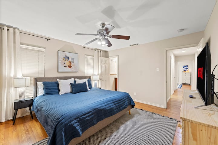 Une salle de bain privée avec salle de bains privative, une télévision connectée et de nombreux rangements de vêtements vous permettent de vous détendre et de profiter d'une nuit de repos paisible.