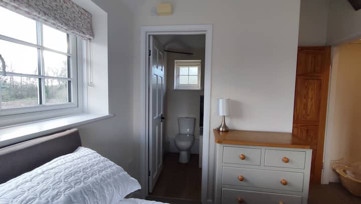 עם חדר רחצה צמוד 