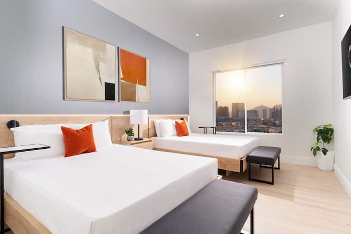 დაისვენეთ ფართო მისაღებ ოთახში, რომელიც ბუნებრივი სინათლითაა გაჯერებული, ხოლო თანამედროვე სმარტ‑ტელევიზორი გაგართობთ. *ხედები შეიძლება განსხვავდებოდეს.