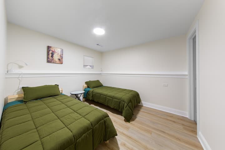 chumba cha kulala cha mbele kilicho na vitanda viwili vya ukubwa wa mapacha kwenye chumba cha