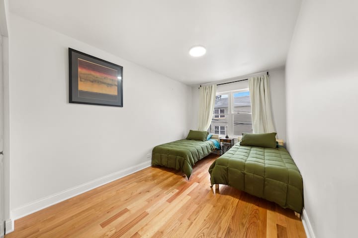 chumba cha kulala cha tatu kilicho na vitanda viwili vya ukubwa wa mapacha kwenye ghorofa ya pili