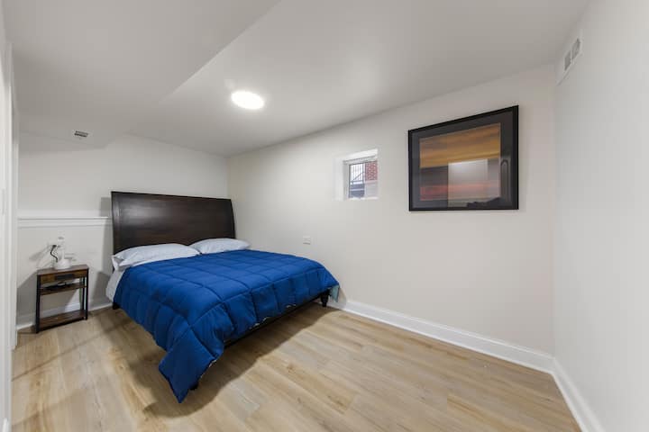 chumba cha kulala cha tano kilicho na kitanda cha ukubwa wa malkia kwenye chumba cha chini ya ardhi