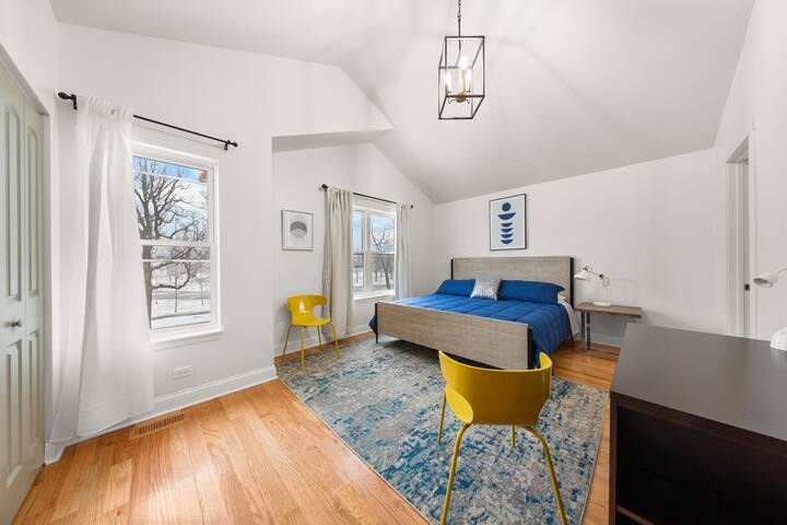 Perfect Location Across from Park & Train Station gallery image 3