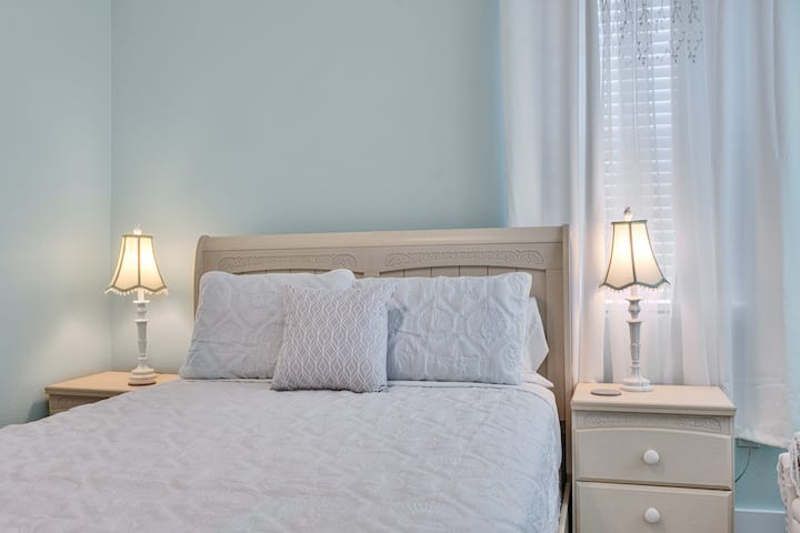 - Прохладна стая с приятна атмосфера
- Изобилие от естествена слънчева светлина
- Включва килер и телевизор