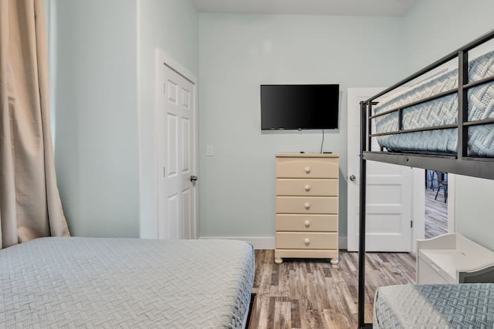 - 1 двойно легло и двуетажно легло
- Включва килер и телевизор