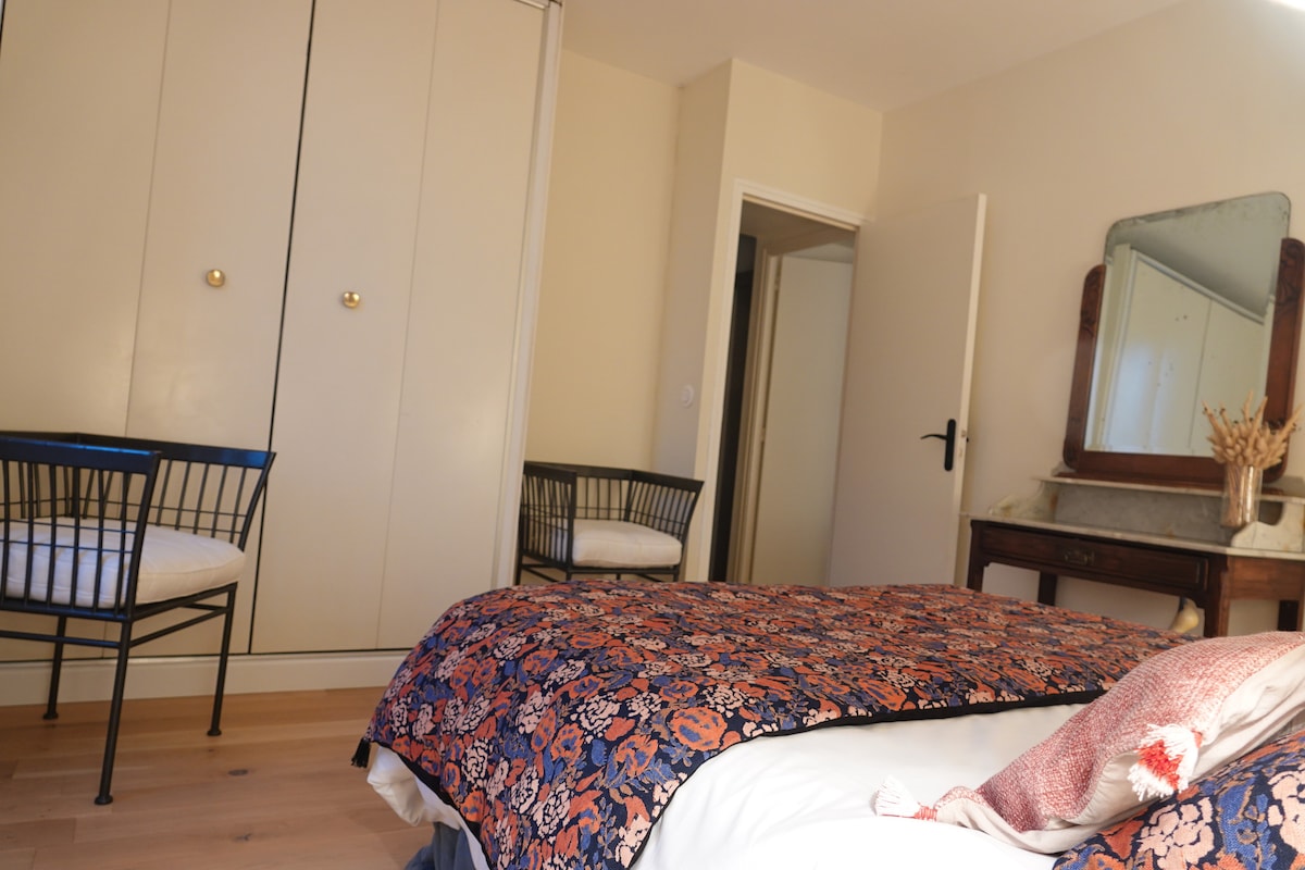 Ova se soba nalazi na 1. katu s pogledom na vrt
Sastoji se od 140 kreveta, dva noćna ormarića sa svjetiljkom, ormara i dvije stolice.
Posteljina: poplun i jastuci 