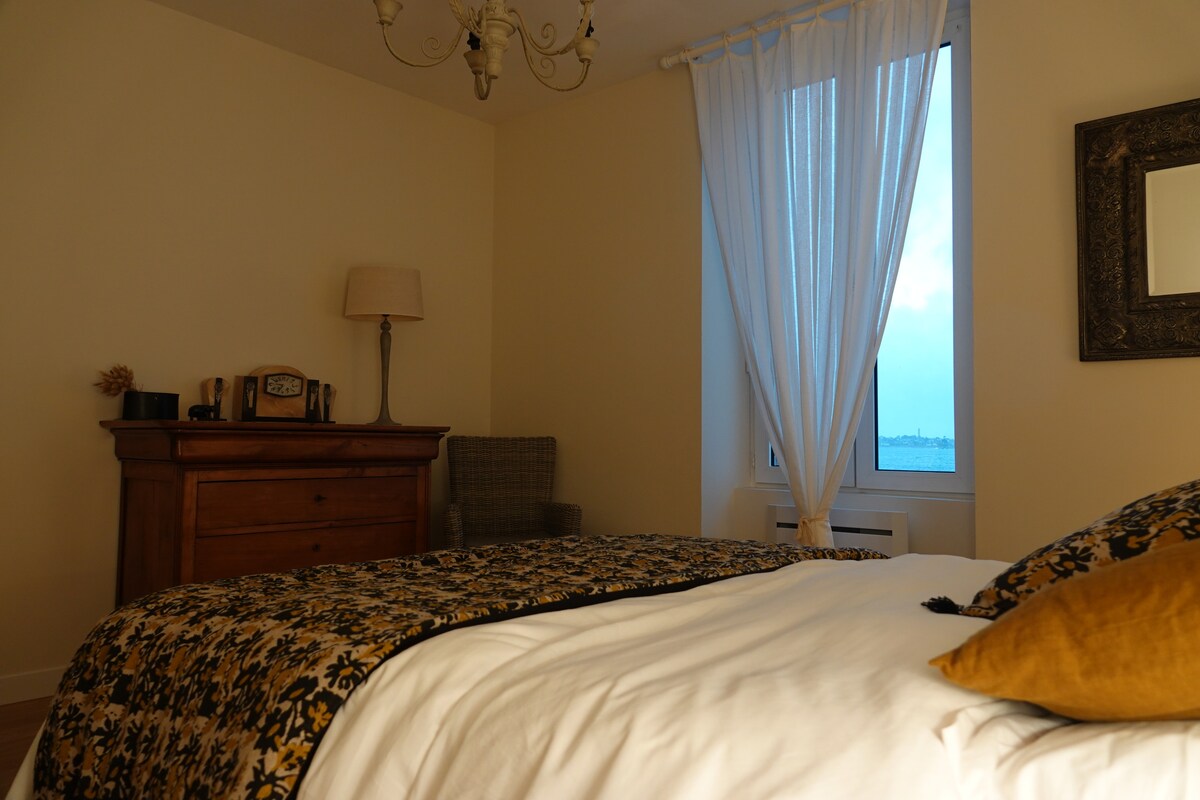 Ova se soba nalazi na 1. katu s pogledom na more
Sastoji se od 140 kreveta, dva noćna ormarića sa svjetiljkom, komode i dvije stolice.
Posteljina: poplun i jastuci 