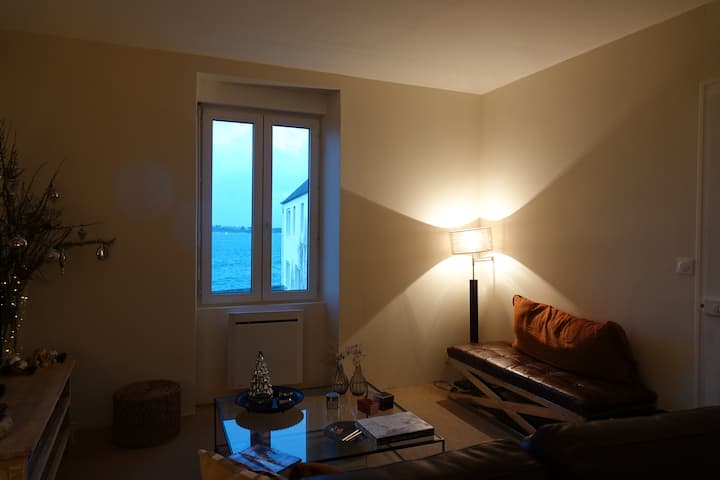 Მისაღები ოთახი მდებარეობს 1 სართულზე
Ტელევიზორის მხარე შედგება დივნისა და სკამისგან, საიდანაც ზღვის ხედი იშლება. შეგიძლიათ დატკბეთ ლამაზი მზის ჩასვლით. 
Ერთი ბიბლიოთეკის მხარე ორი ადამიანისგან შემდგარი გასაშლელი დივნით.