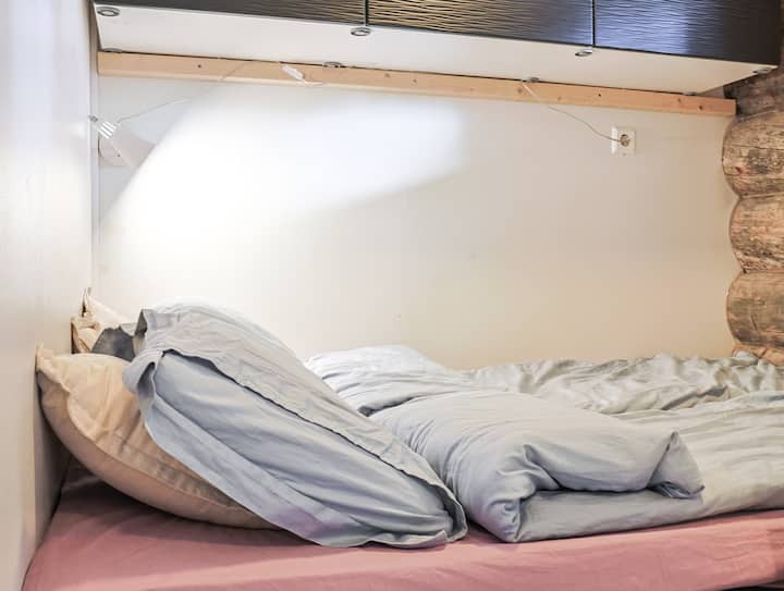 تحتوي غرفة نوم واحدة في الطابق السفلي على سرير مزدوج بعرض 140 سم لشخصين.