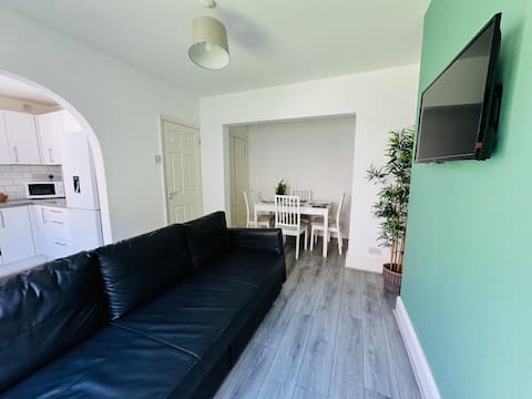 Top Airbnb: Spacious 4BR House • City Centre • Sleeps 8 in Old Swan