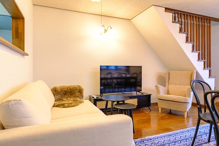 New Open｜新宿まで電車5分、渋谷まで電車15分｜最寄駅徒歩1分｜ クラシカルな洋館風一軒家 gallery image 2