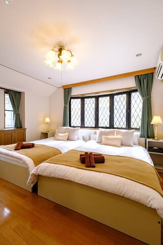 New Open｜新宿まで電車5分、渋谷まで電車15分｜最寄駅徒歩1分｜ クラシカルな洋館風一軒家 gallery image 3