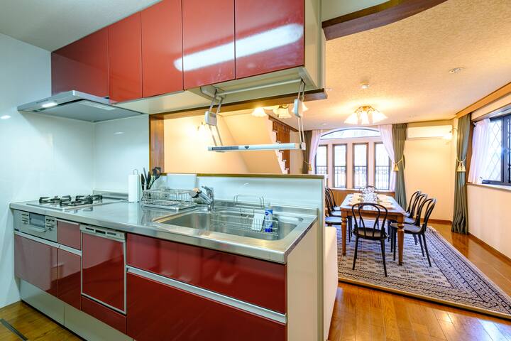 New Open｜新宿まで電車5分、渋谷まで電車15分｜最寄駅徒歩1分｜ クラシカルな洋館風一軒家 gallery image 4