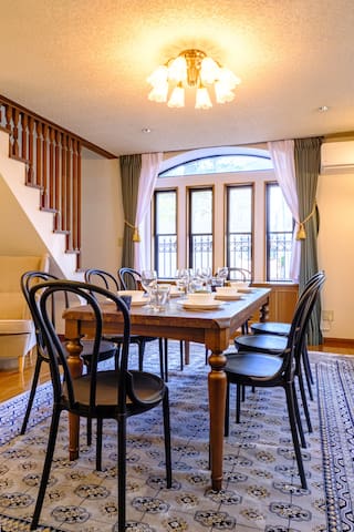 New Open｜新宿まで電車5分、渋谷まで電車15分｜最寄駅徒歩1分｜ クラシカルな洋館風一軒家